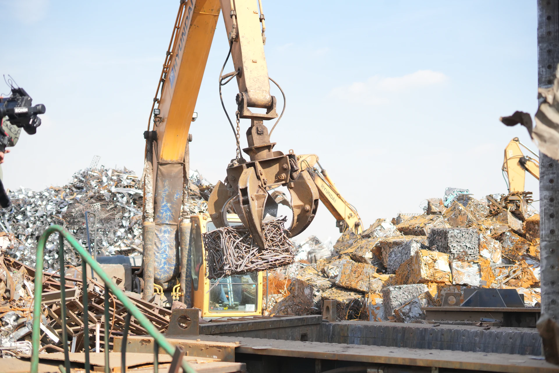 Grab loading a scrap metal pile for recovery